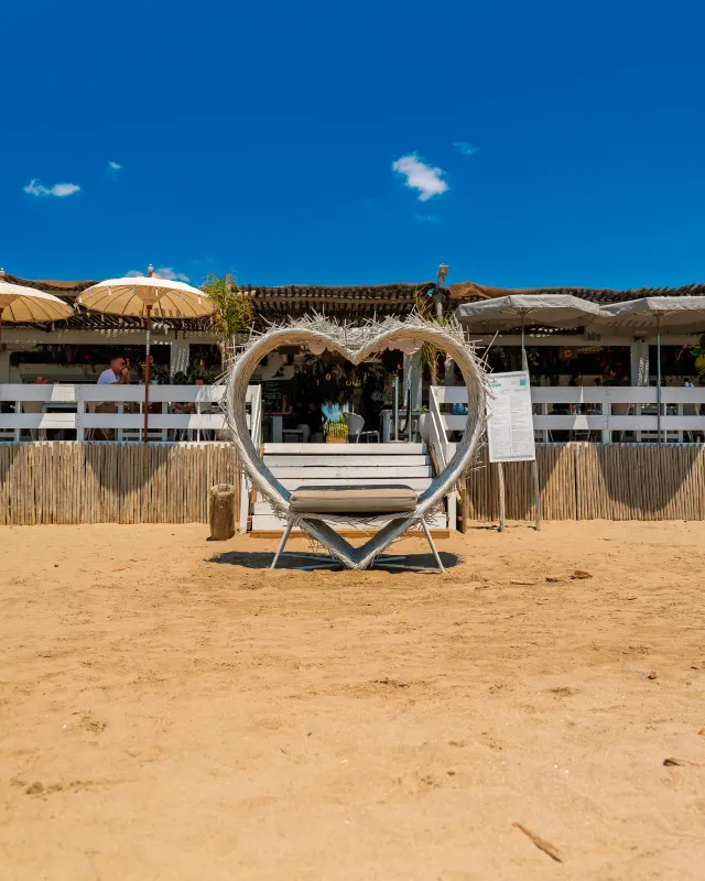 Le cœur du Chiringuito sur la plage de Farinette, face à l'établissement
