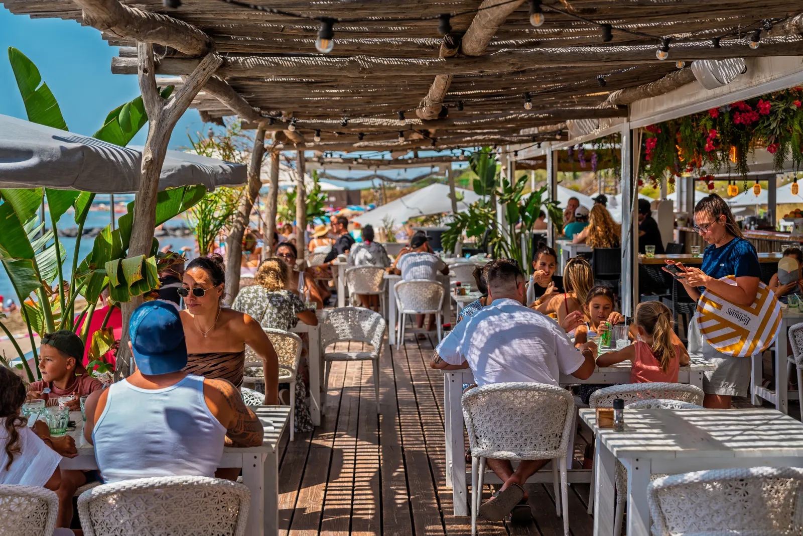 Déjeuner sous la pergola, la mer en toile de fond
