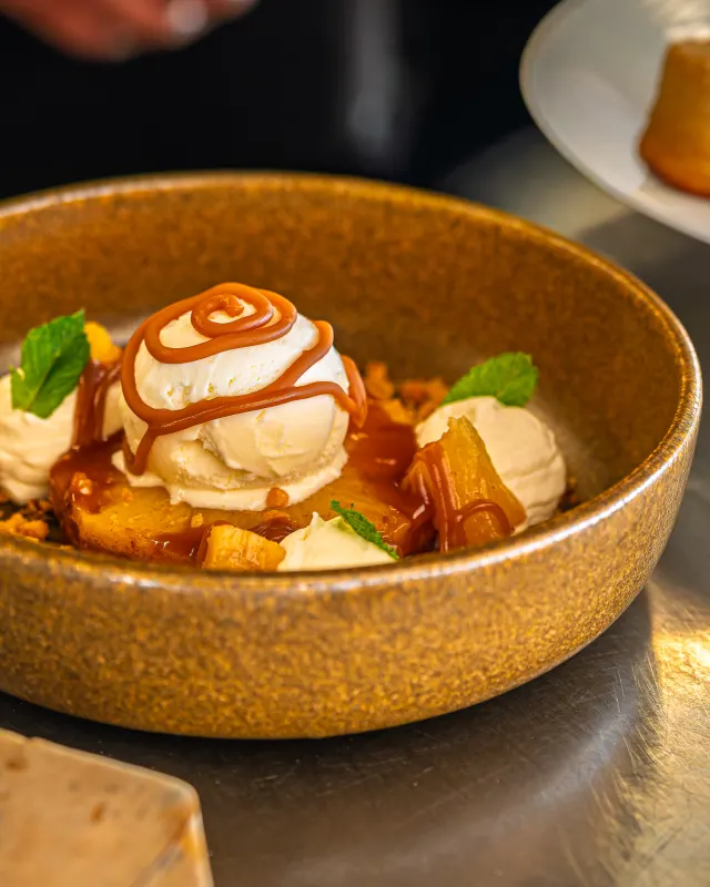Ananas rôti, caramel et chantilly — dessert maison