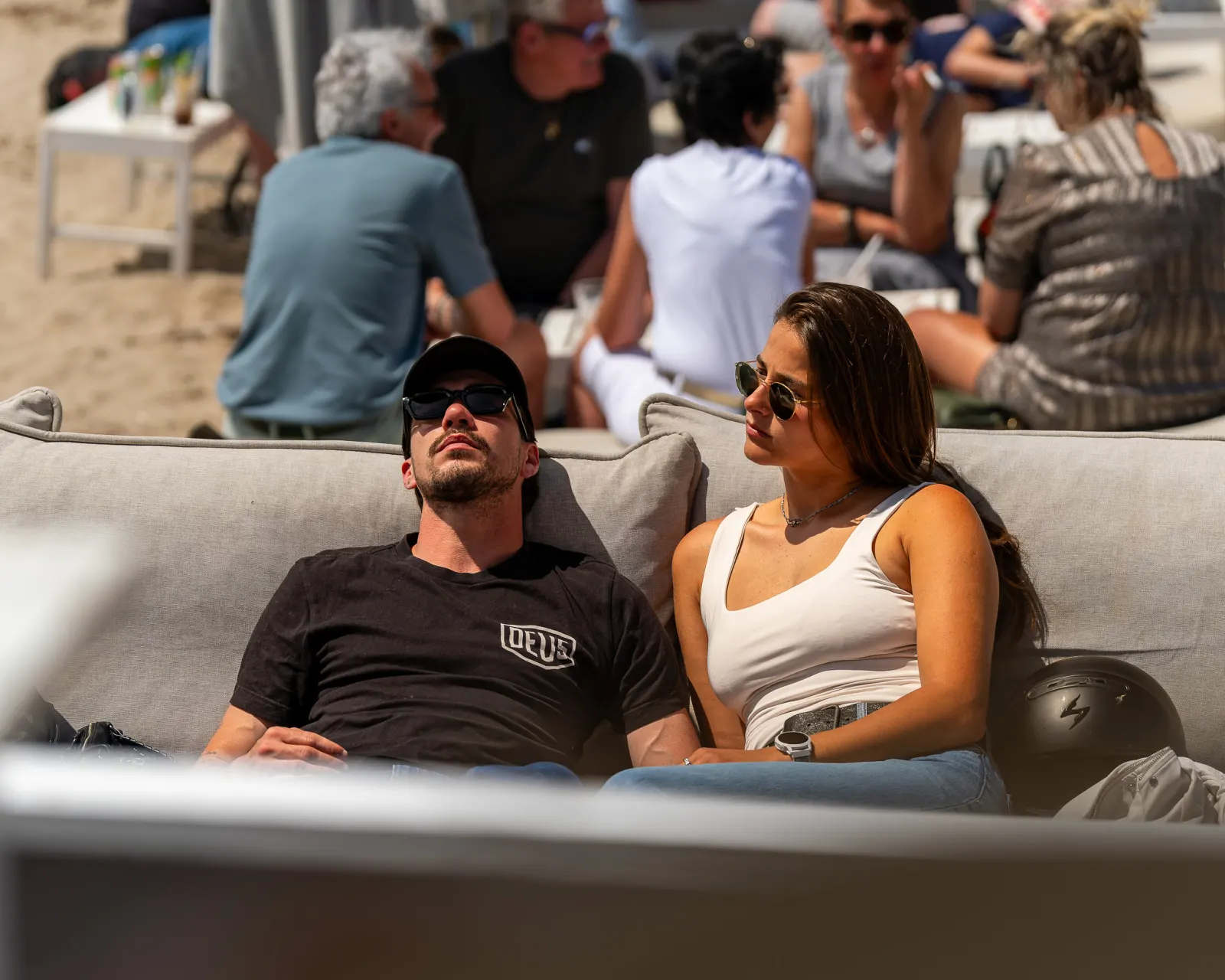 Détente sur les canapés de la plage privée