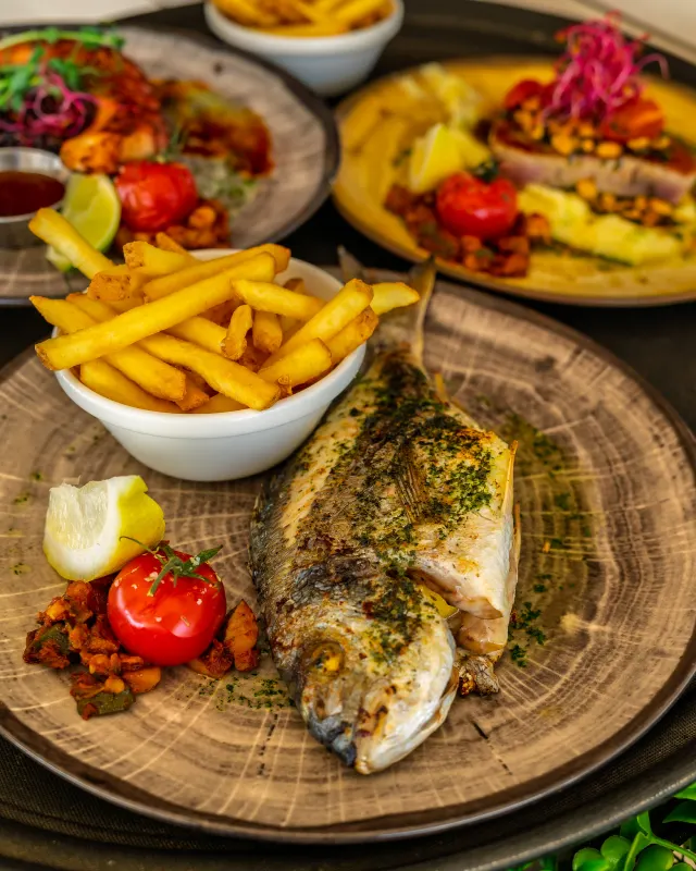 Dorade grillée, frites maison et tapas — la cuisine du Chiringuito