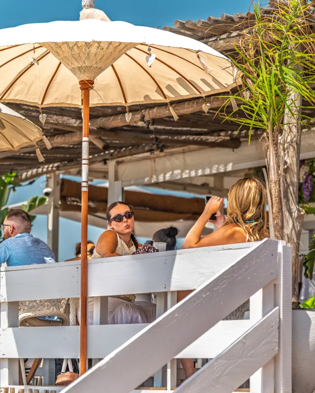 Parasols balinais et palissade blanche de la plage privée