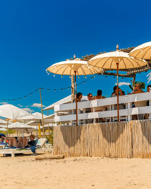 Parasols balinais sous le ciel bleu de Vias-Plage