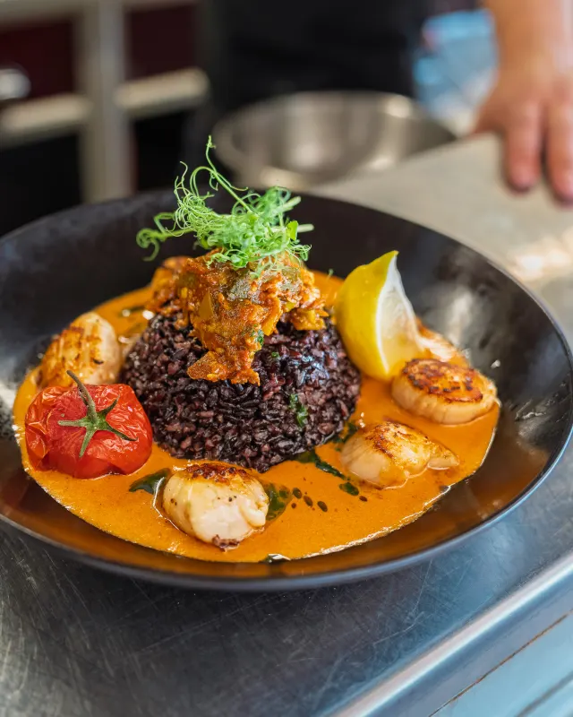 Noix de Saint-Jacques snackées, riz noir et sauce curry