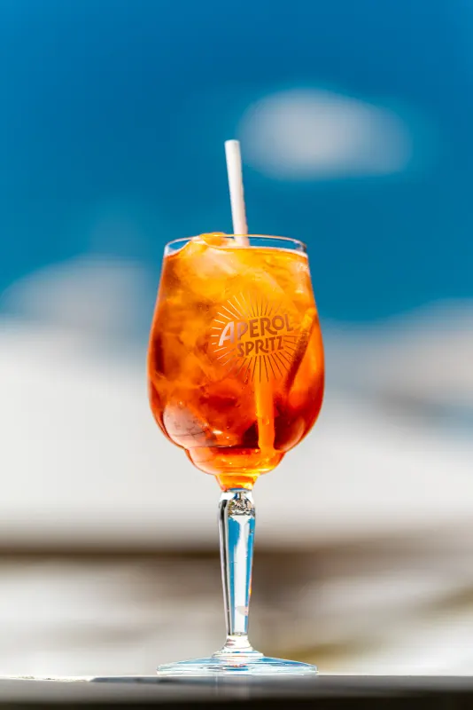 Spritz au soleil, ciel bleu de l'Hérault
