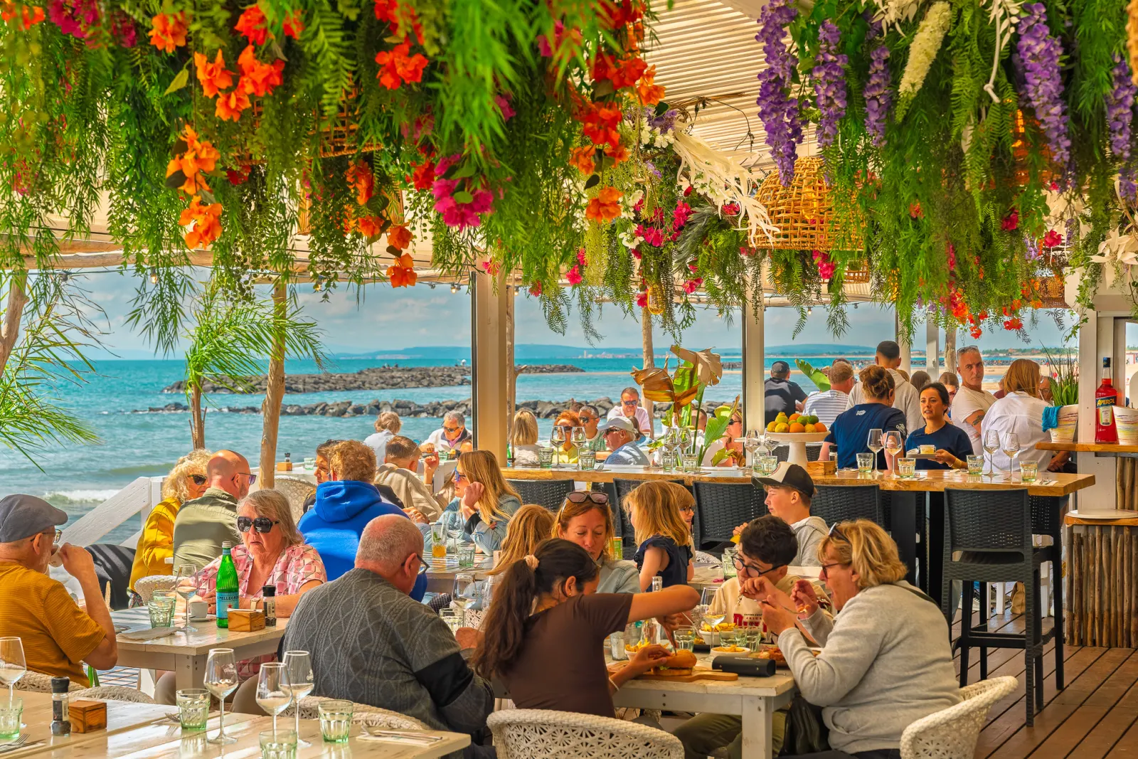 La terrasse fleurie du restaurant, pleine à l'heure du déjeuner