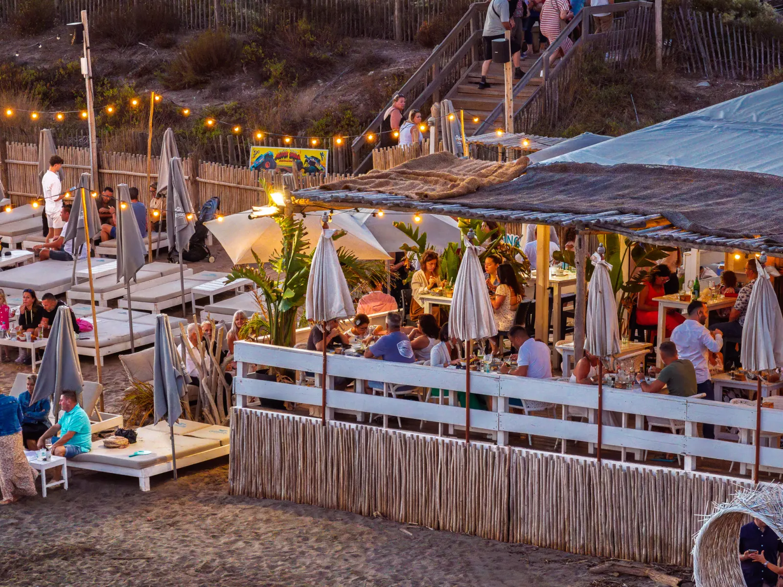 La terrasse et la plage privée à la tombée du soir, vues du ciel