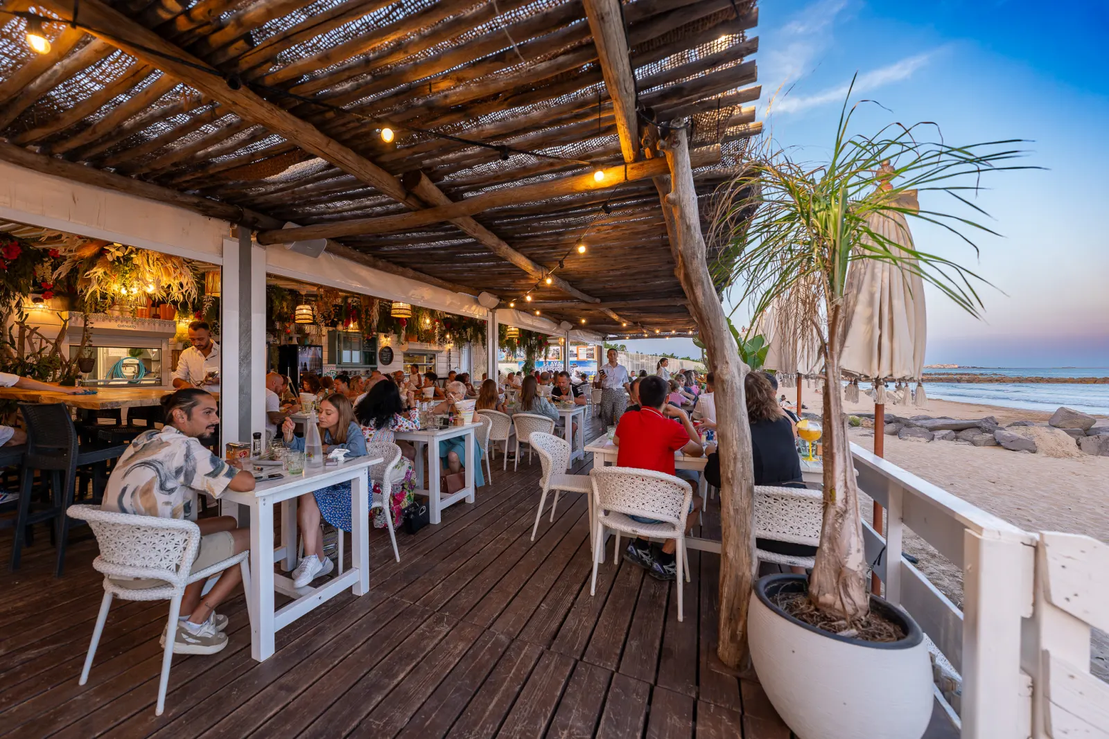 La terrasse du restaurant le soir, sous les guirlandes