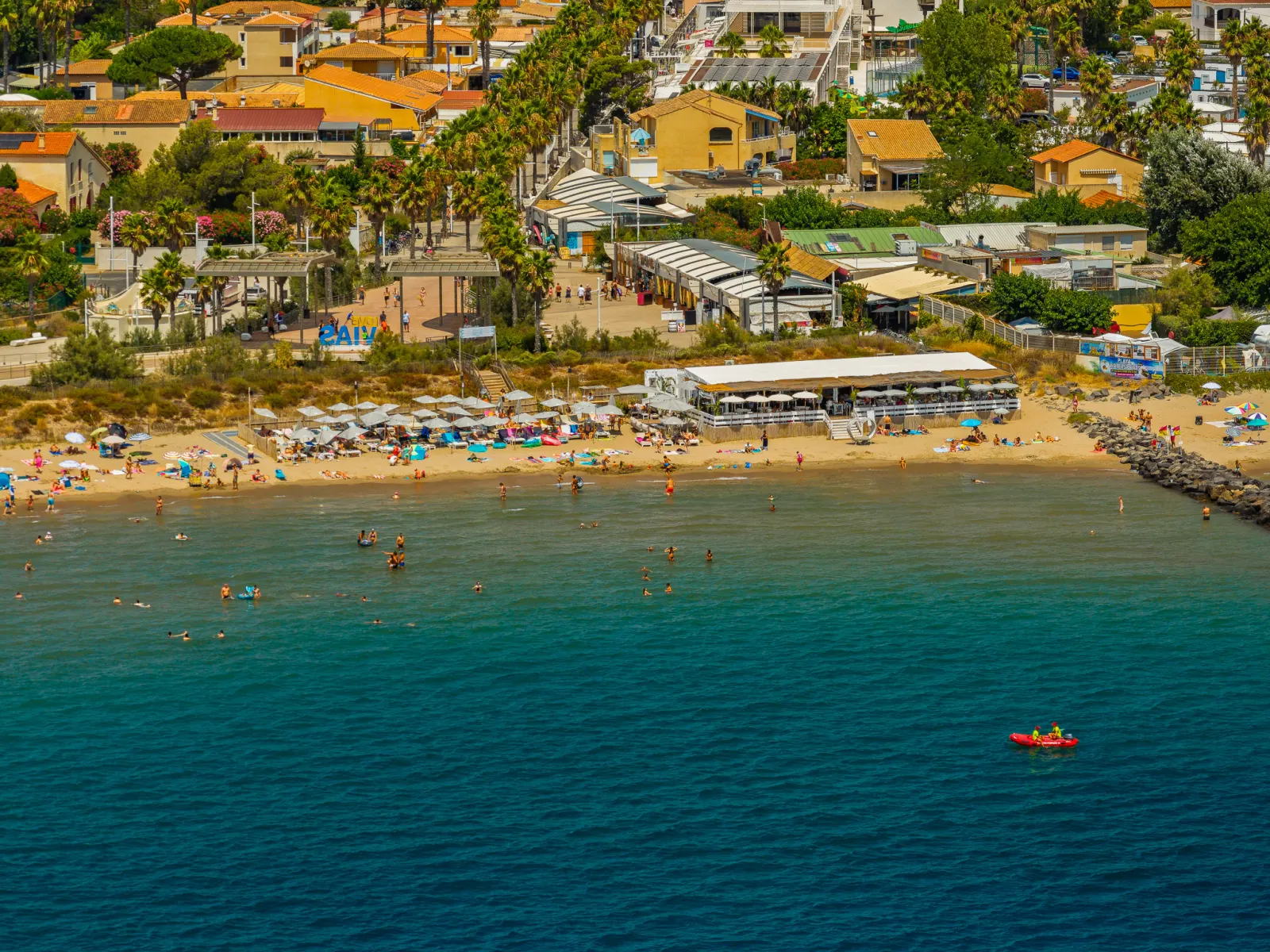 La plage de Farinette et le Chiringuito vus du ciel
